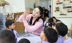 张瑜（晨阳幼儿园）—小班语言：《怎样叫醒胖小猪》