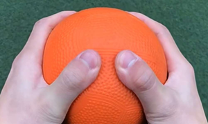 杨健康（闸上小学）-《双手头上前掷实心球》