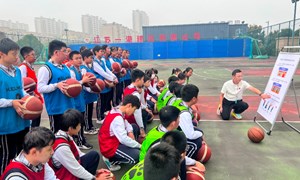 蒋凯丞（常青藤实验学校）-体育：《篮球组合练习》