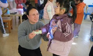 邵愉妹(妙桥幼儿园)—大班科学活动：《光影照照》